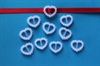 10 stk. plast støbte perle hjerter, med plads til smalt dekorations bånd.